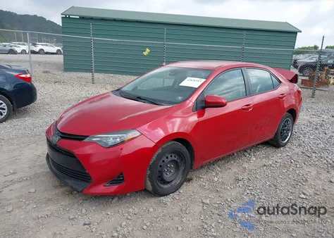 2018 Toyota Corolla Le z USA, uszkodzony, nr VIN 5YFBURHE2JP749097